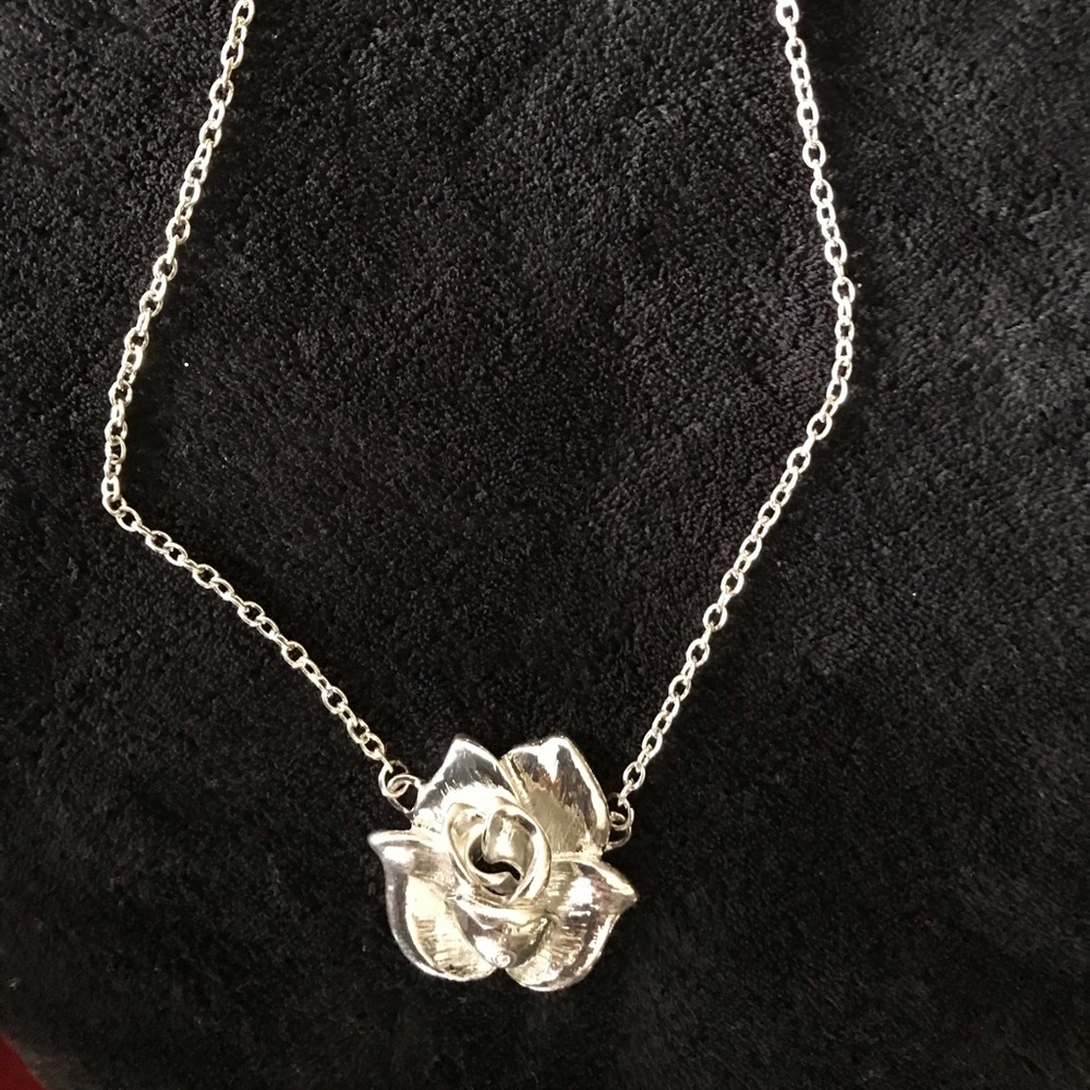 Silver rose fashion necklace adjustable
